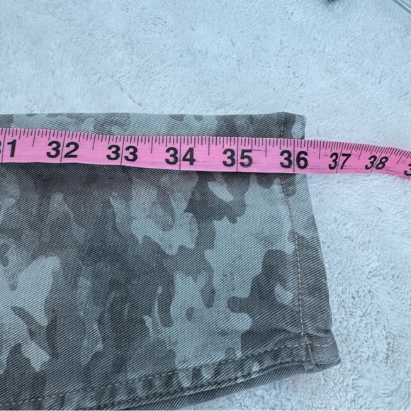 Spanx Stretch Twill Ankle Cargo Pants in Stone Wash Camo size M petite - Picture 8 of 8